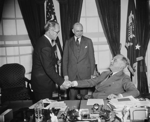 Franklin D. Roosevelt elnök gratulál Joseph P. Kennedynek Nagy-Britanniai nagykövetté választásáért, 1938 januárjában