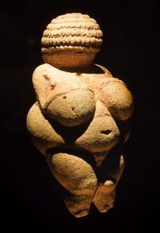 A Willendorfi Vénusz egyesek szerint szőtt kalapot visel