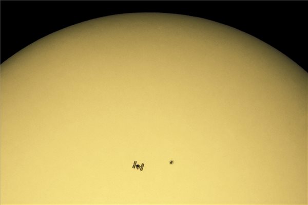 Újmogyoród, 2020. augusztus 8. A Nemzetközi Űrállomás (International Space Station, ISS) halad el a Nap előtt, mellette az AR2770-as számú napfolt a felvidéki Zólyom közelében található Újmogyoródról fotózva 2020. augusztus 8-án.