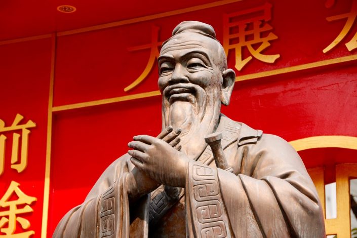 Ha valaki olyan szerencsés, hogy eljut Santung tartományba, azon belül is Csüfuba, ahol Konfuciusz élete java részét töltötte, megcsodálhatja 2006-ban felállított szobrát, amely idősebb, mintegy 60-70 éves férfiként ábrázolja, jóllehet, fizikai kinézetéről nincsen forrásunk, az alkotás sokkal inkább azt tükrözi, ahogy elképzelni akarjuk. Csüfu viszont számos, hozzá kötődő emlékkel büszkélkedik: itt található leghíresebb temploma, a Kung Miao.