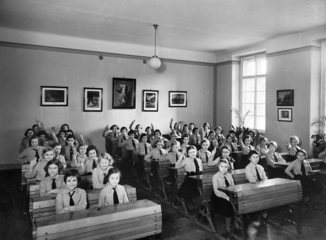 A budapesti Szent Margit lánygimnázium tanulói 1935-ben