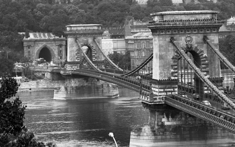 A Kádár címer 1973 -1996 között „díszítette” a hidat (Fotó: Fortepan, Magyar Rendőr)