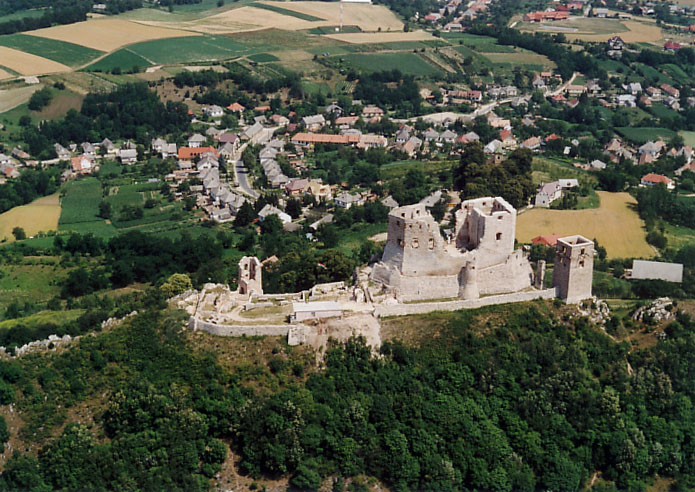 Méltatlanul kevés figyelmet kap a 700 éves cseszneki vár, amely a Bakonyban, Zirc közelében található.
