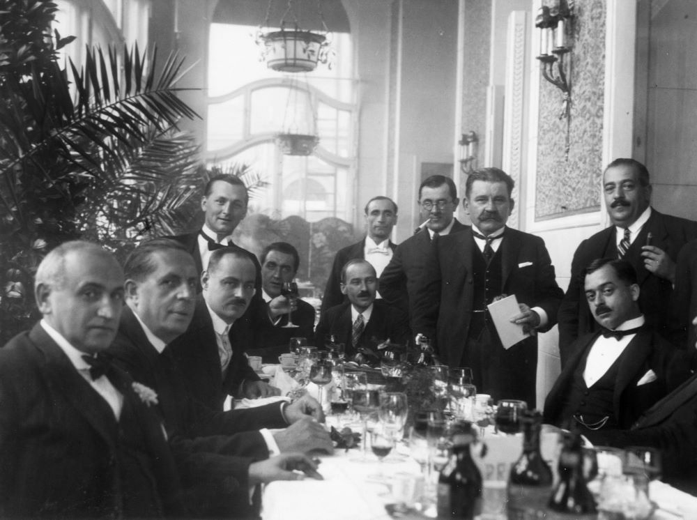 Jobb szélen ül Krúdy Gyula a Dunapalotában (korábban Ritz szálló) 1920-ban, mögötte áll Bánó Dezső, mellette Ripka Ferenc. Balról az első Boross Mihály, a második Magyar Elek, mögötte ül Gundel Károly.