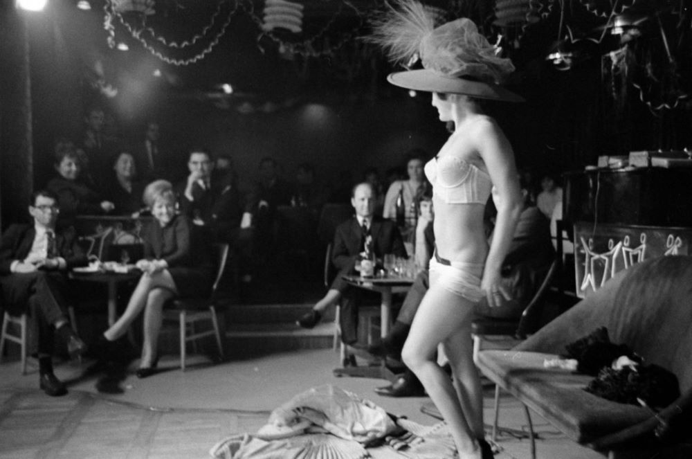 Éva Sorg sztriptíztáncosnő az Andrássy úti (Népköztársaság útja) Savoy bárban 1967-ben.