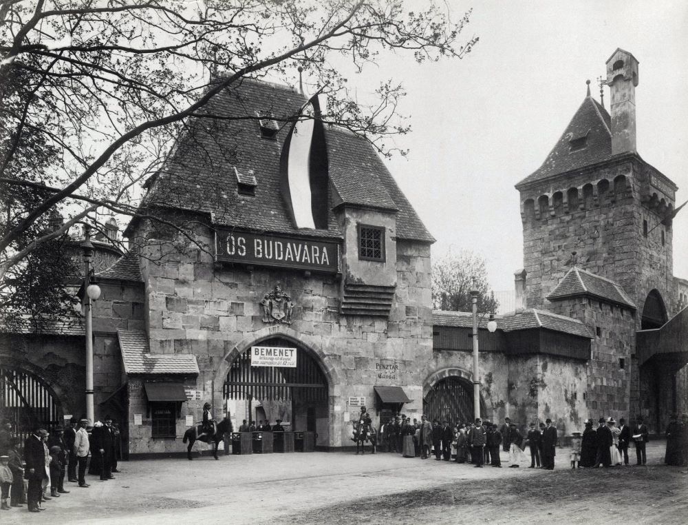 Az Ős-Budavára mulatókomplexum bejárata a Millenniumi kiállításon, a Városligetben 1896-ban, az egykori Fehérvári-kapu másolatával.