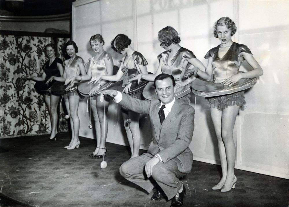 Verebes Ernő (Ernst Verebes) színművész a Nelson Revü műsorában a berlini Eden Hotelben 1932-ben.