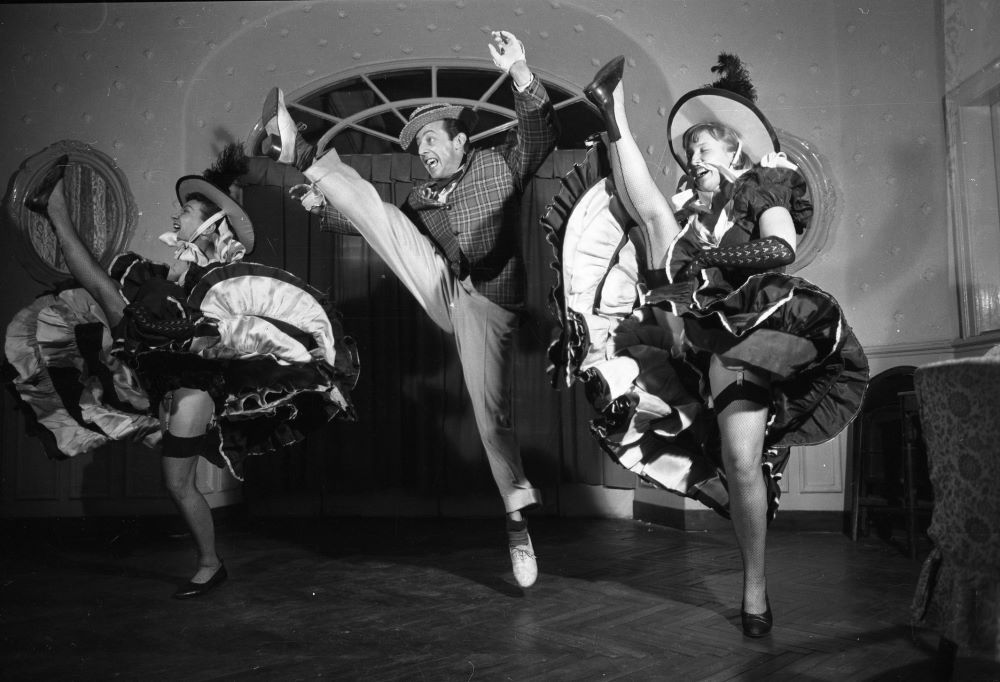 Ács Marietta, Bogár Richárd és Mednyánszky Ági az Ötlábú firka című műsorban a Béke (egykor Britannia) Szálló kupolateremében 1958-ban.