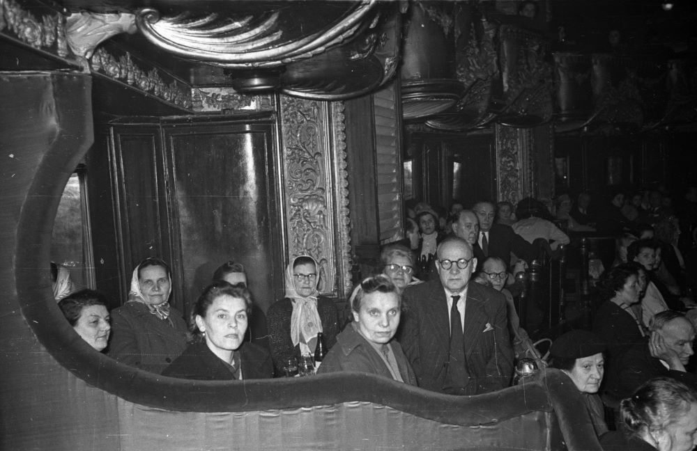 Ács Marietta, Bogár Richárd és Mednyánszky Ági az Ötlábú firka című műsorban a Béke (egykor Britannia) Szálló kupolateremében 1958-ban.