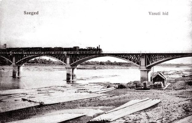 Vonat halad át a hídon egy régi képeslapon