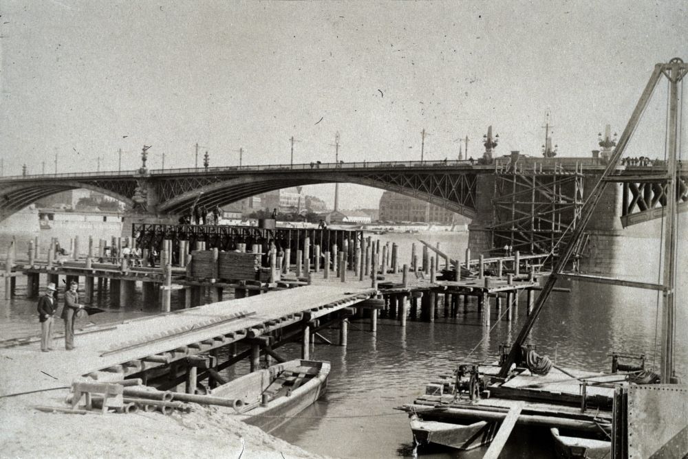 A Margit híd Margit-szigetre vezető szárnyhídjának építési munkálatai 1900-ban.
