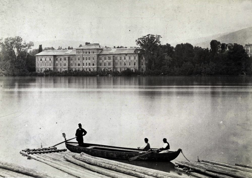 A Margitszigeti Nagyszálló a pesti Duna-partról nézve 1880–1890 között.