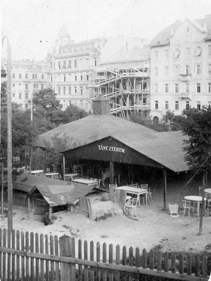 A Tánczterem a mai Gellért Szálló helyén állt a Kemenes utcában 1905-ben. Balra a Bartók Béla (Fehérvári) út 2. látható