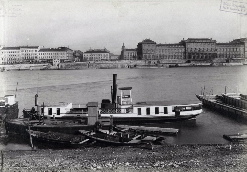A budai Duna-part, szemben a túlparton a Fővám tér, jobbra a Fővámpalota (ma Corvinus Egyetem) 1894-ben.