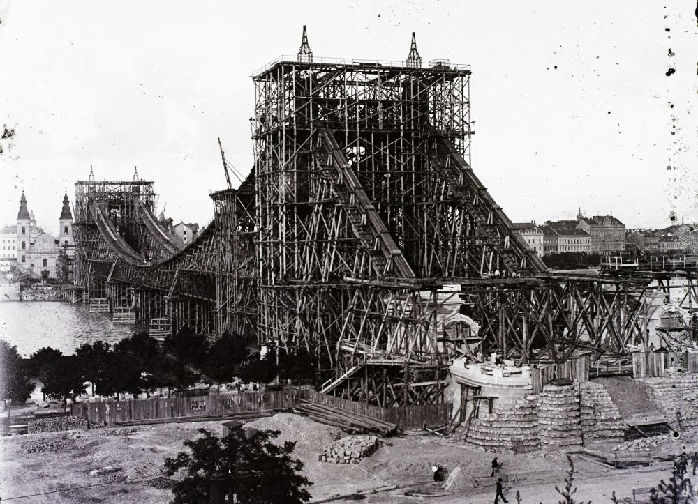 Az épülő Erzsébet híd 1901-ben, szemben a pesti hídfőnél a Belvárosi templom.