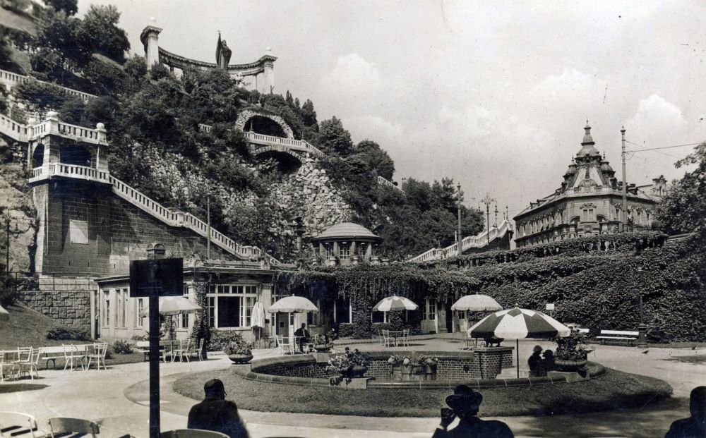 Hungária forrás a parkban az Erzsébet híd budai hídfőjénél 1928-ban, balra a Szent Gellért szobor és lépcső.