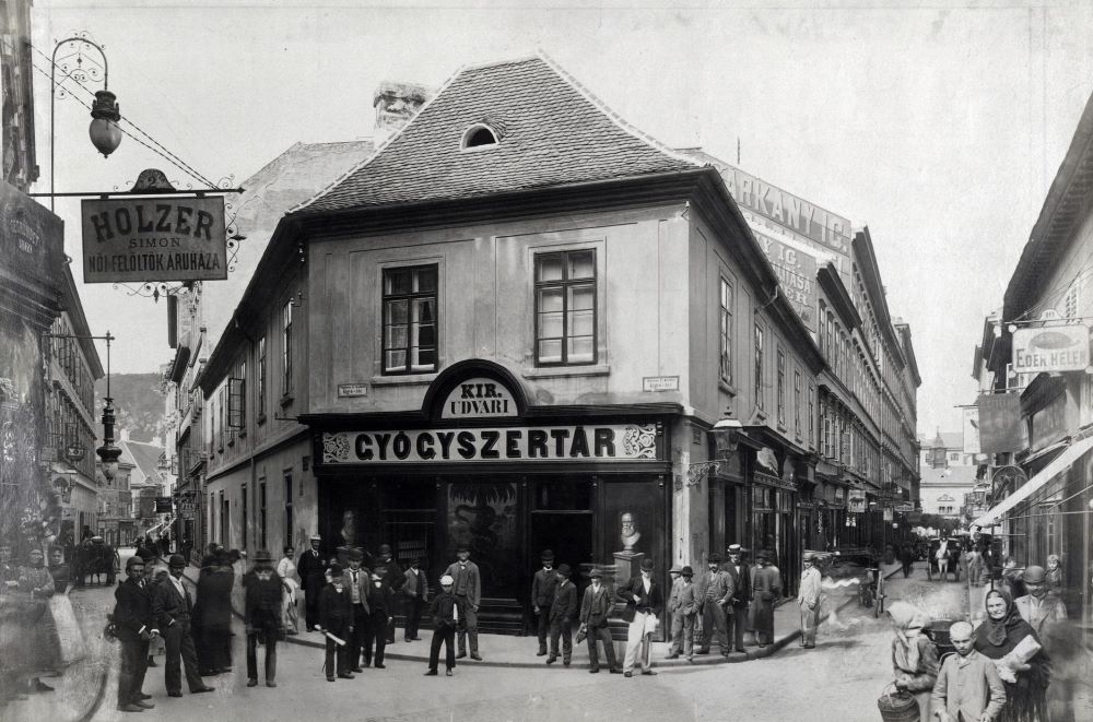 A Ferenciek tere (Kígyó tér) 1890 után. Balra a mára megszünt Sebestyén utca, jobbra a Kígyó utca.
