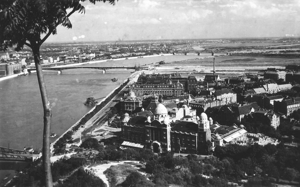 Kilátás a Gellérthegyről dél felé 1937-ben. Előtérben a Gellért Gyógyfürdő és a Magyar királyi József nádor Műszaki és Gazdaságtudományi Egyetem (később Budapesti Műszaki és Gazdaságtudományi Egyetem), távolabb a Lágymányosi-tó és az Összekötő vasúti híd.