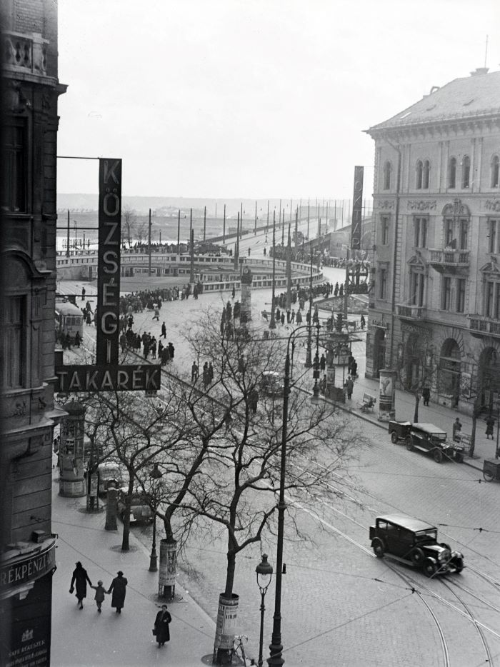 A Ferenc körút és a Boráros tér a Mester utca saroktól nézve, háttérben a Petőfi (Horthy Miklós) híd 1940 körül.