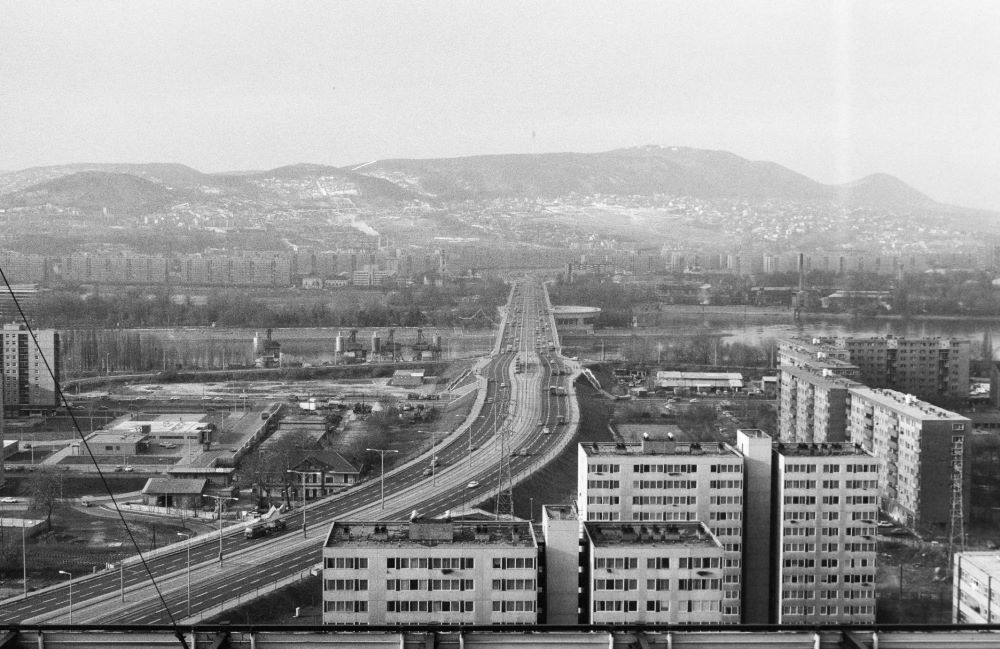 Kilátás a Váci úti SZOT irodaház (ma Nyugdíjfolyósító) tetejéről az Árpád híd felé 1987-ben.