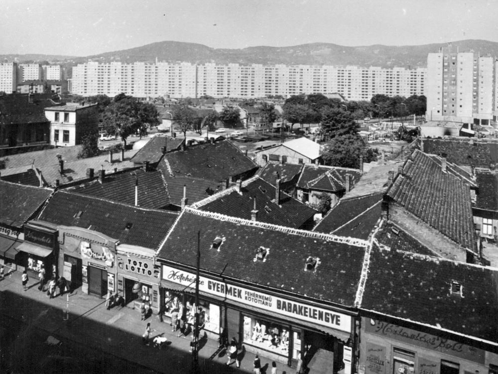 A Flórián tér 1972-ben. Háttérben a Szőlő utcai sávház (Faluház) látszik.