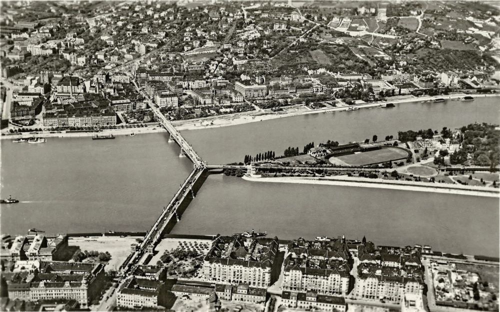 Légifotó középpontban a Margit híddal és a Margit-sziget a lehajtóval 1930 körül .