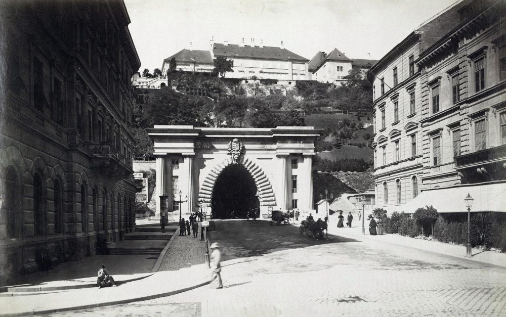 A Várlagút a Clark Ádám (Lánchíd) téren 1890 után.