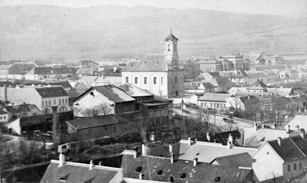 A Havas Boldogasszony-templom és környéke a Krisztina térnél 1865 körül. Elöl a Budai Színkör épülete, háttérben a Karátsonyi palota és a Déli Vasút indóháza.