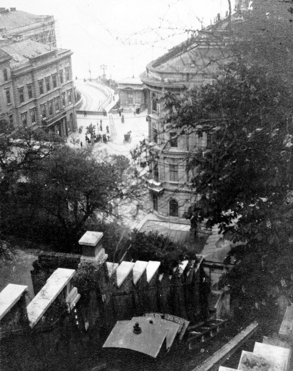 A Budai Hegypálya (ma Budavári Sikló) a Várhegy oldalában a Clark Ádám tér felé nézve 1928-ban.