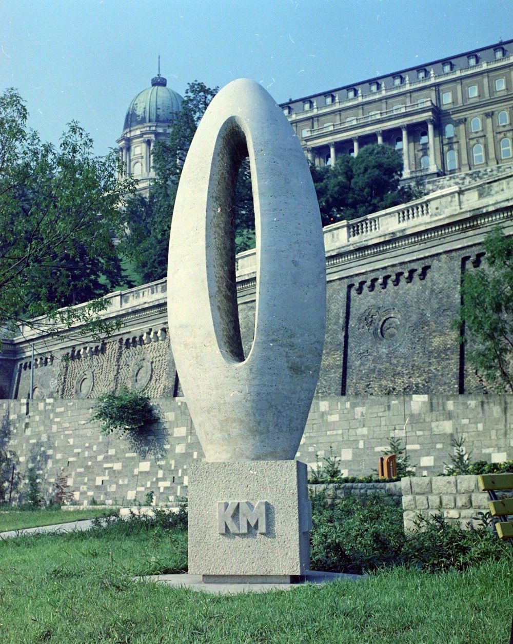 Borsos Miklós ma is ismert, 0 számjegyet formázó szobra, 1974-ben.