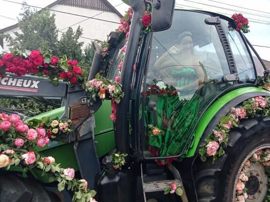 Rózsákkal díszitett traktor