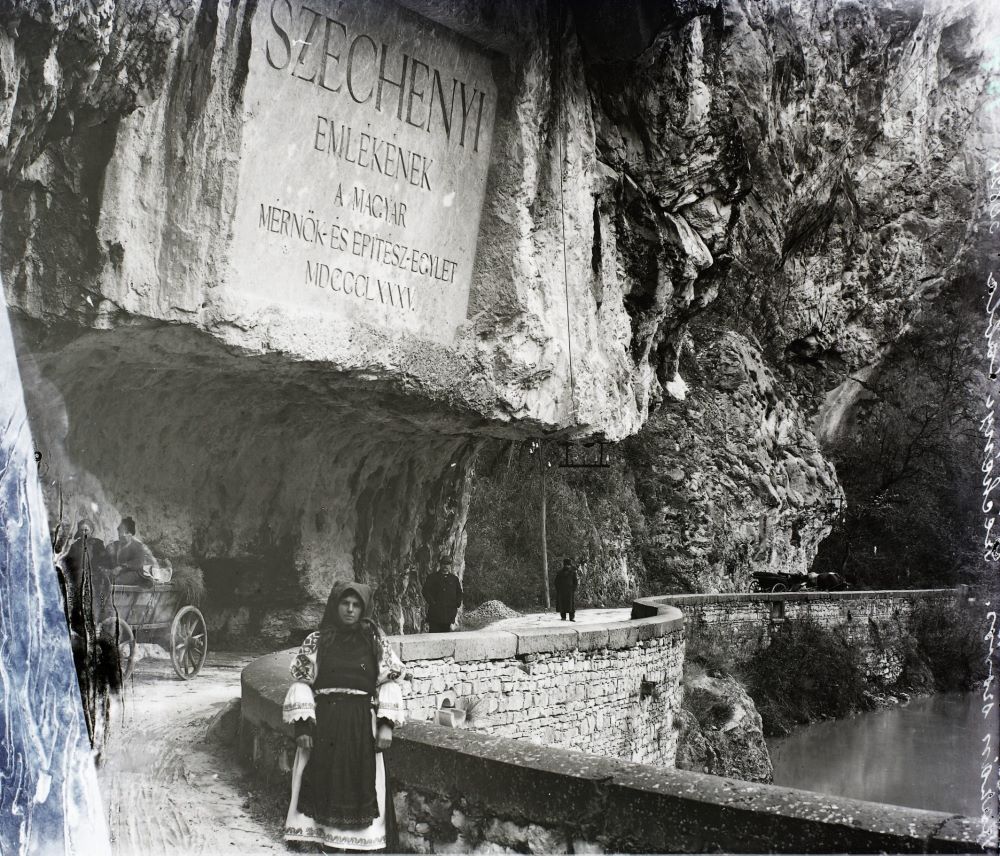 Gróf Széchenyi István emléktáblája a Duna mellett a Vaskapu-szorosnál 1904-ben. Az Al-Duna szabályozásának gondolatát Széchenyi vetette fel és a terveket Vásárhelyi Pállal készíttette el. A munkát már 1834-ben megkezdték, de hosszabb időre abbahagyták és végül a szabályozott szakaszt 1896-ban adták át.