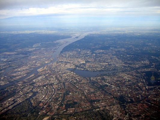 Hamburg a magasból. A kép jobb oldalán a kikötő