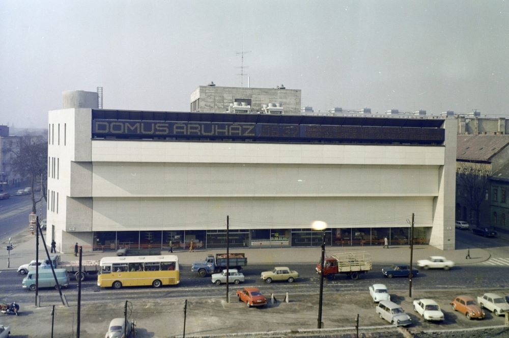 A Domus Áruház a Lehel utca és a Róbert Károly körút sarkán 1975-ben.
