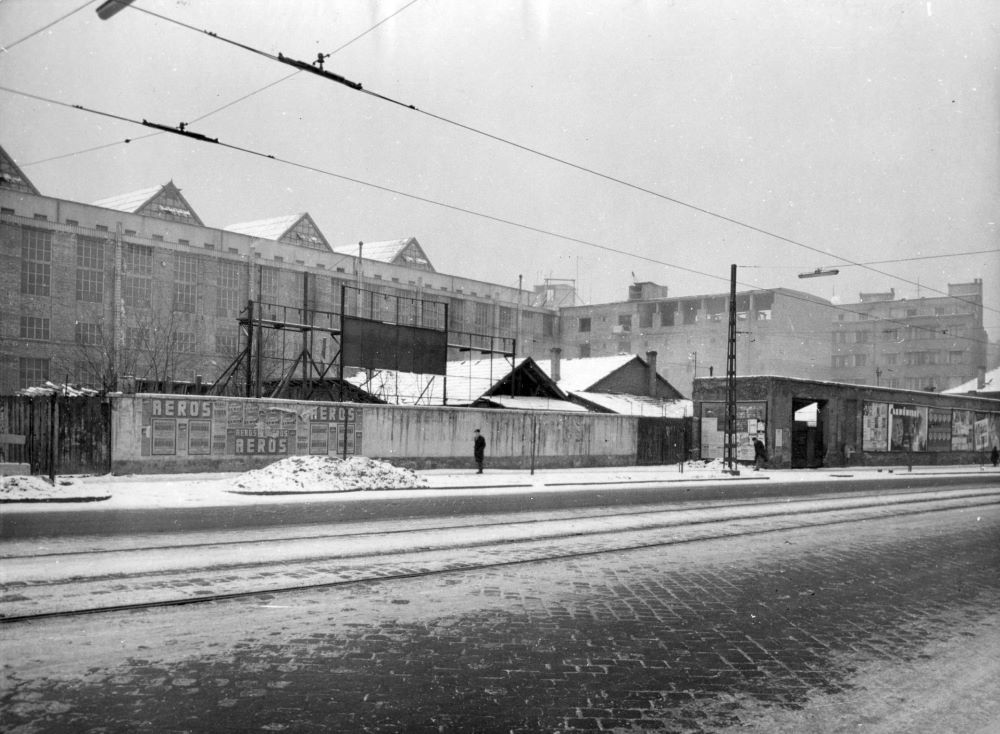 A Margit körút (Mártírok útja) a Kis Rókus utca felé nézve 1960-ban, háttérben a Ganz gyár szerelőcsarnoka és a melegpörgető műhely.