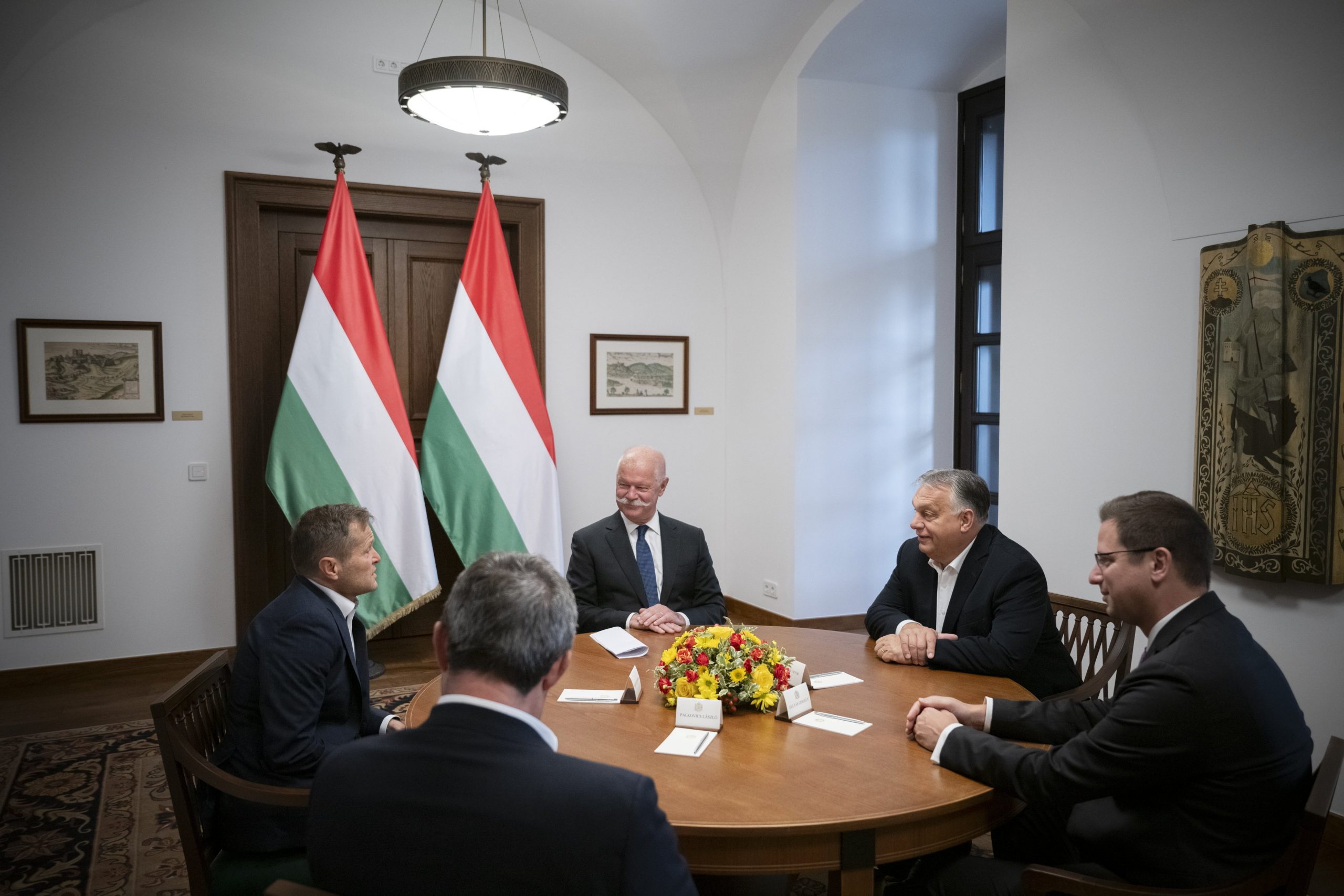 Orbán Viktor miniszterelnök és a kormány több tagja tudománypolitikai megbeszélése Krausz Ferenc Nobel-díjas fizikussal a Karmelita kolostorban