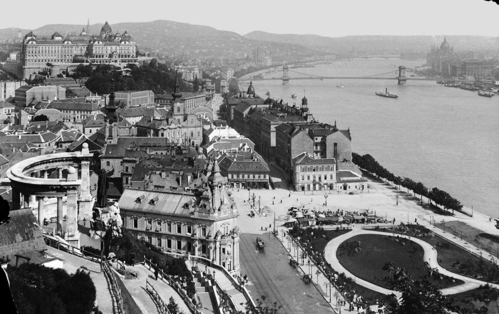 Kilátás a Gellért-hegyről, 1905. A Tabán Duna-parti alsó részét csak azért ismerjük fel, mert ott a folyó. Az itt épült házakat részben a léptékváltás, a városrendezés, illetve Budapest ostroma söpörte el. Érdekes látvány innen a szabadtéri piac.