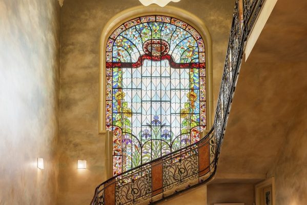 A házba belépve megcsodálhatjuk Róth Miksa, a szecessziós magyar üvegművészet legnagyobb mestere által készített hatalmas üvegablakot is.