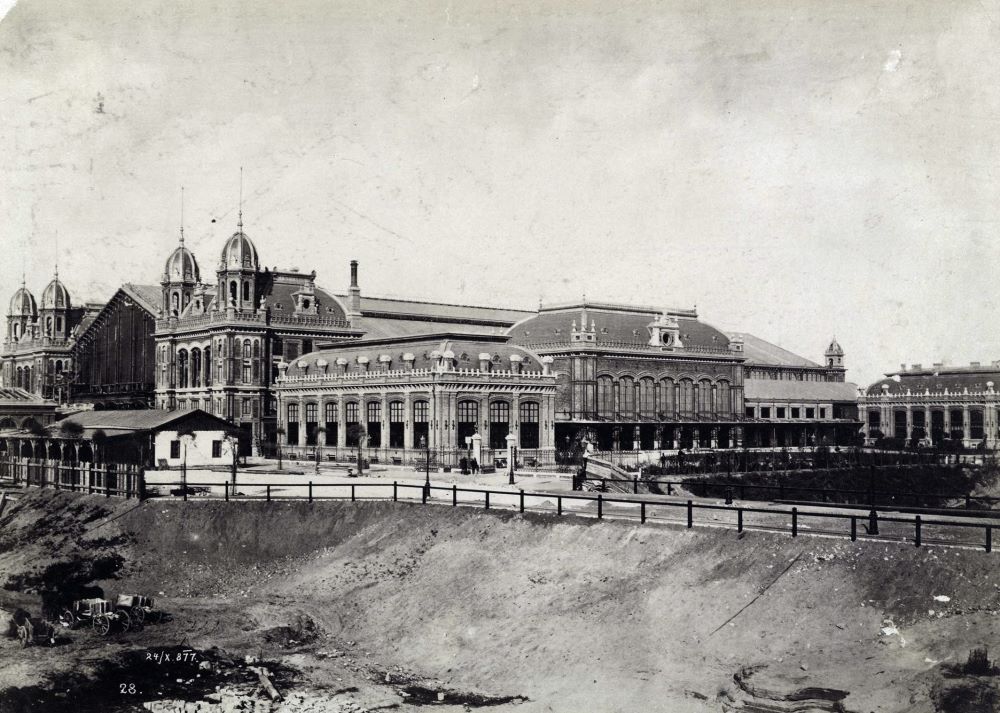 A Teréz körút kiépítése és a befejezés előtt álló Nyugati pályaudvar 1877-ben.