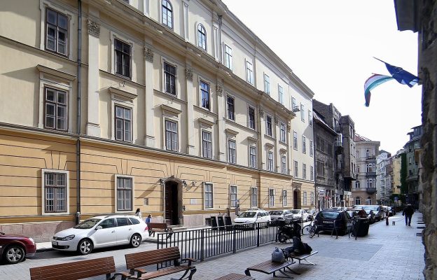 A Központi Papnevelő Intézet épülete, ahol elsőként megnyílt a mai Országos Széchényi Könyvtár