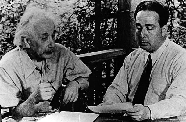 Albert Einstein és Szilárd Leó 1939. augusztus 2-án, a Franklin D. Roosevelt amerikai elnöknek küldendő levél szövegezésekor.