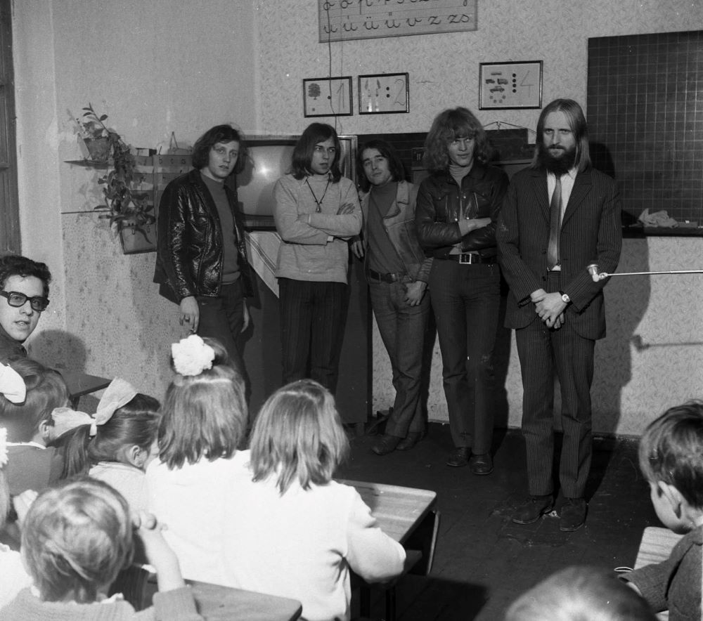 Az Omega együttes tagjai (Mihály Tamás, Molnár György, Laux József, Kóbor János és Benkő László) tévét adományoznak a nagykőrösi Bánom-dűlő tanyasi általános iskolájának 1970-ben.