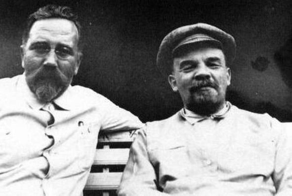 Lenin Kamenyevvel, a párt egyik ideológusával, akit később Sztálin kivégeztetett