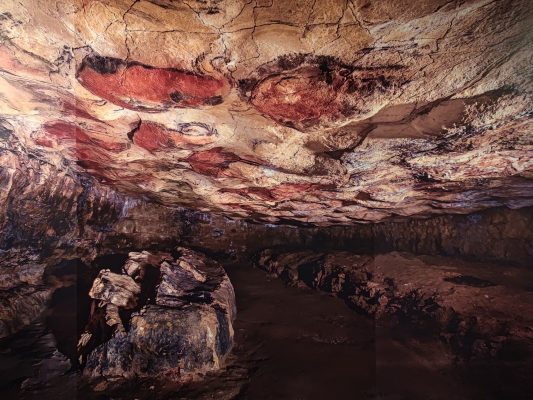 Az Altamira barlang életnagyságú képe a kiállításon