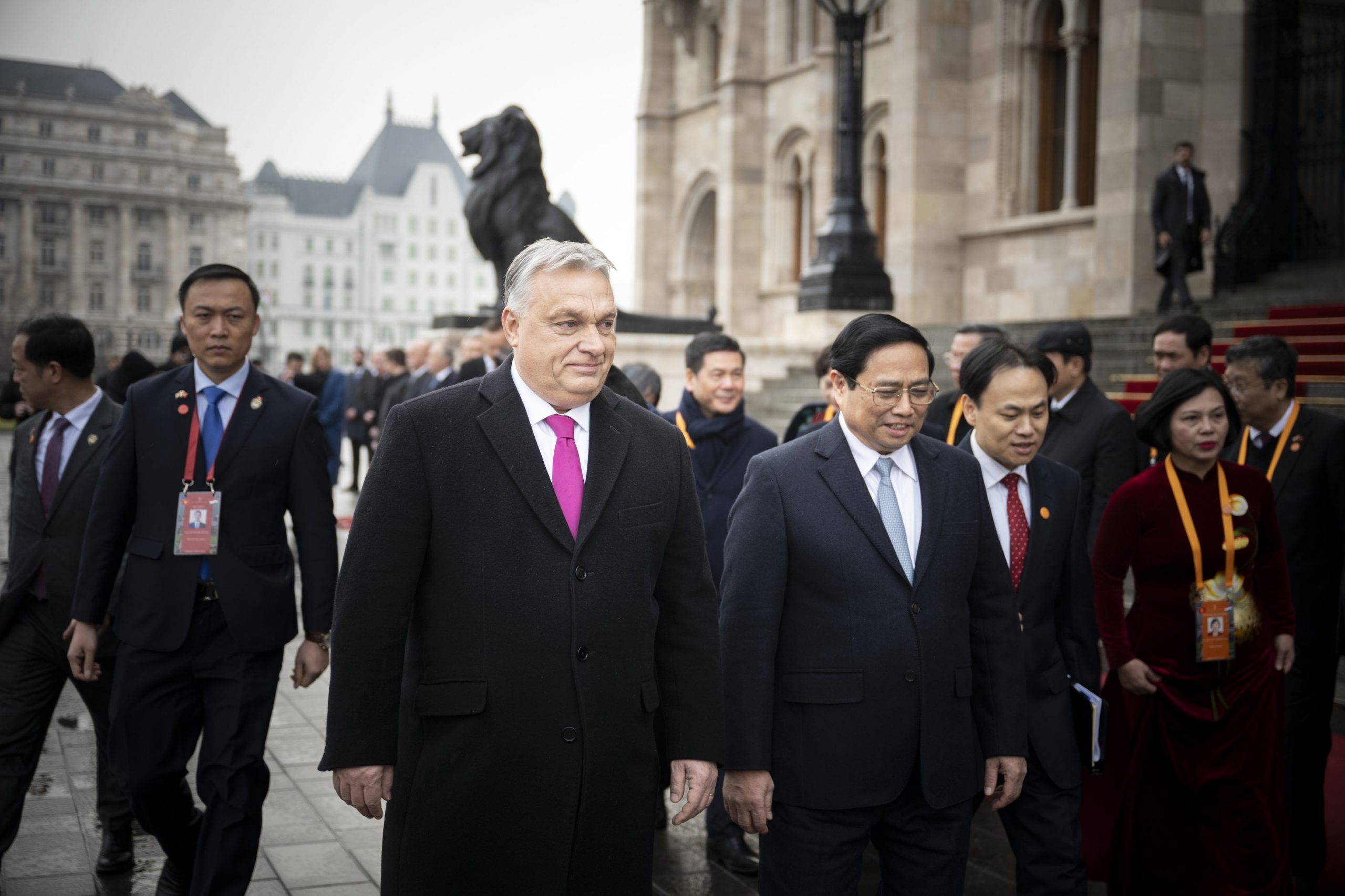 Budapest, 2024. január 18.A Miniszterelnöki Sajtóiroda által közreadott képen Orbán Viktor miniszterelnök (b) fogadja Pham Minh Chinh vietnami miniszterelnököt az Országház elõtt, a Kossuth Lajos téren 2024. január 18-án.