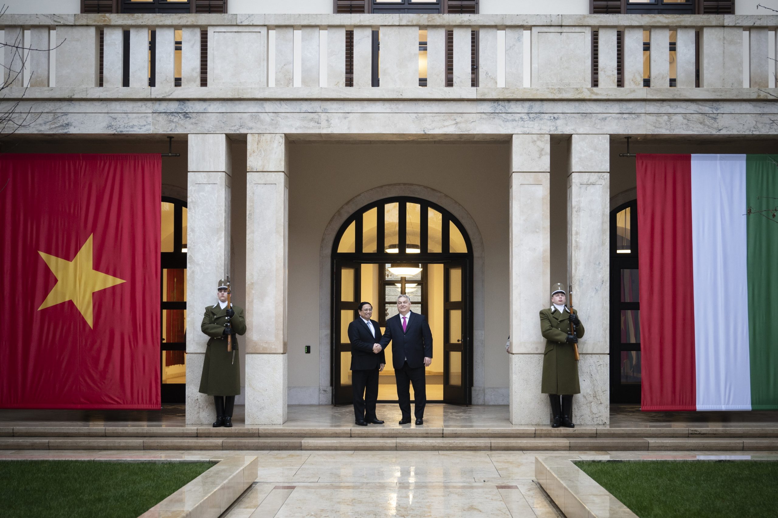 Budapest, 2024. január 18.A Miniszterelnöki Sajtóiroda által közreadott képen Orbán Viktor miniszterelnök (j) fogadja Pham Minh Chinh vietnami miniszterelnököt a Karmelita kolostorban 2024. január 18-án.