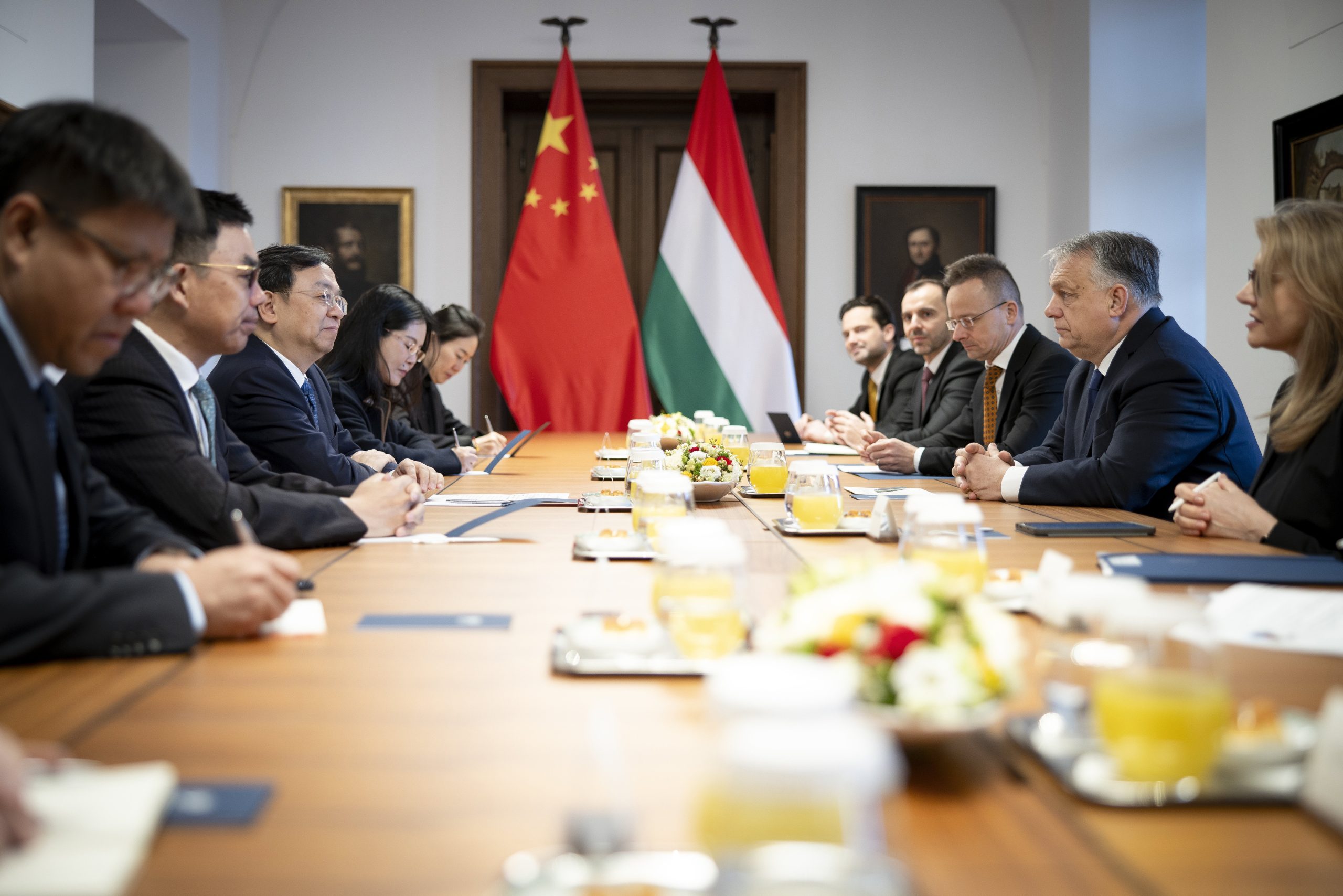 Orbán Viktor miniszterelnök (j2) a kínai BYD autógyár vezetõségével tárgyal a Karmelita kolostorban 2024. február 24-én. Balról középen Vang Csuan-fu, a BYD elnök-vezérigazgatója, a kormányfõ mellett Szijjártó Péter külgazdasági és külügyminiszter, Joó István, a Nemzeti Befektetési Ügynökség (HIPA) vezérigazgatója, a Külgazdasági és Külügyminisztérium befektetésösztönzésért és kiemelt magyarországi nagybefektetések megvalósításáért felelõs kormánybiztosa és Havasi Bertalan, a Miniszterelnöki Sajtóiroda vezetõje (j-b).