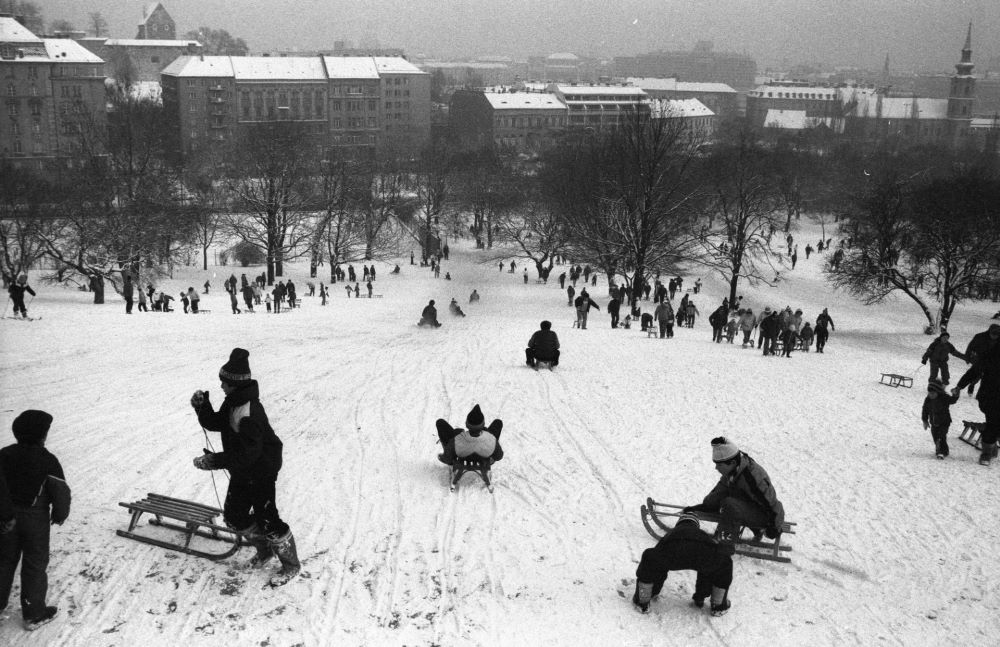 A tabáni szánkópálya 1983-ban, a Krisztina körút felé nézve, jobbra az Alexandriai Szent Katalin-templom. 