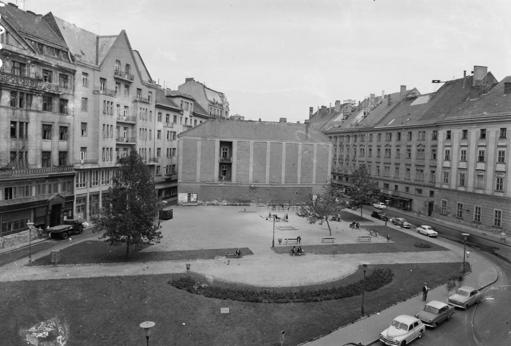 A Szervita (Martinelli) tér, balra a Fehér Hajó utca, jobbra a Bárczy István utca 1963-ban. A játszótér helyén nemrégiben készült el a Szervita Square Building.