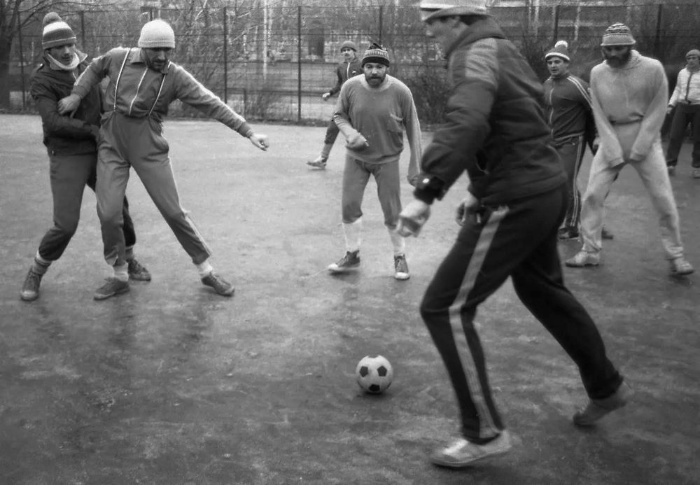 Sportpálya (dühöngő) 1984-ben, a Krisztina körút és a Kereszt utca sarkánál, a Tabánban. Fehér sapkában Eperjes Károly, jobbra világos melegítőben Trokán Péter színművészek.